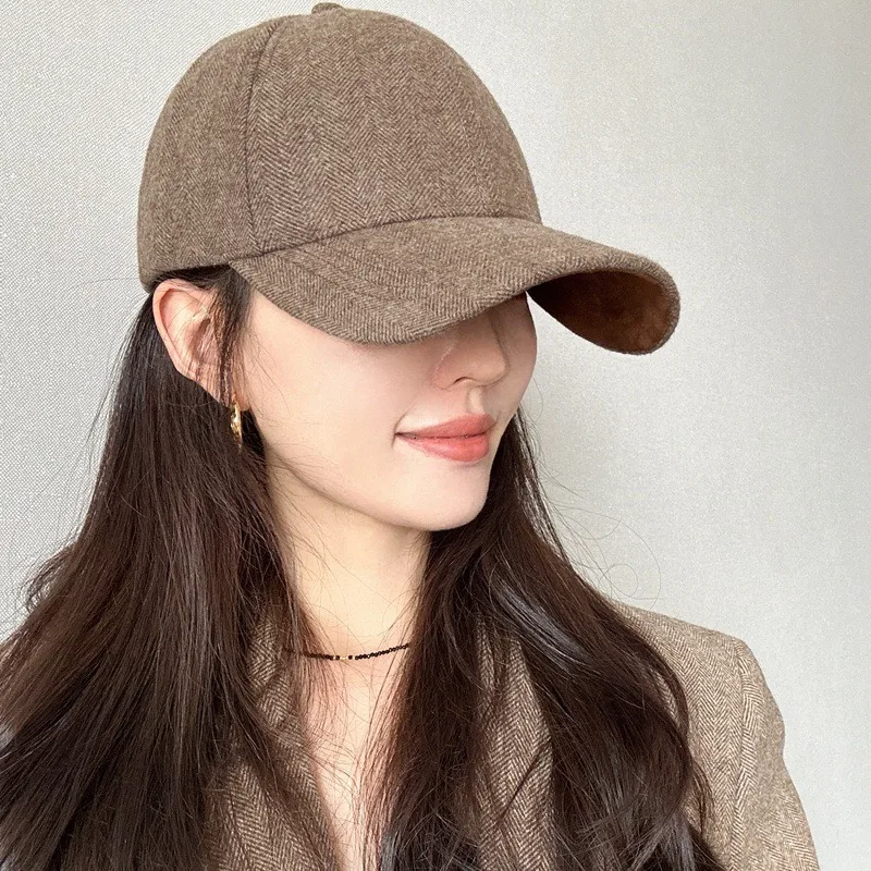 Baseball Cap Structured - หมวกเบสบอลทรงโครงสร้างสำหรับฤดูหนาว ทำจากผ้าขนสัตว์ลายก้างปลา ขอบกว้าง ช่วยให้ใบหน้าดูเรียวเล็ก เหมาะสำหรับทุกเพศ